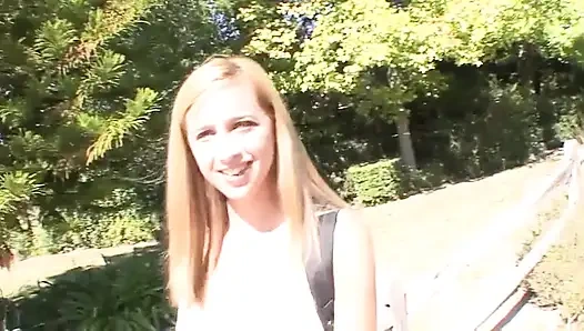 İş arkadaşlarının üvey kızını sikiyor