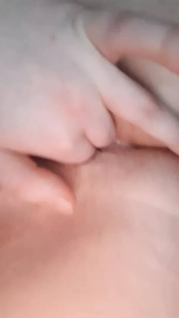 Играю с моей волосатой киской и поедаю часть моей собственной спермы