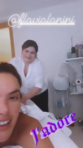 Alessandra Ambrosio - Cleavage 24-1-2020