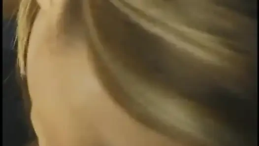 Çekici Monica Sweetheart kanepede siyah ve beyaz yarakla sikiliyor