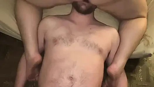 Aldatan evli kadın, aldatan kadının rol oyununu temizlemesi için eve döl getirdi