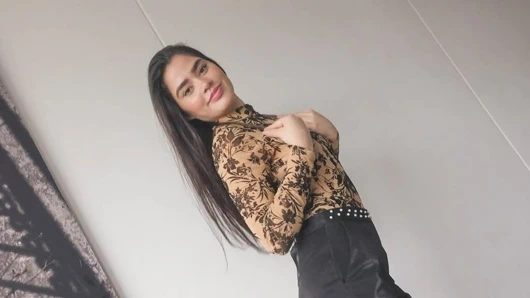 Latin kadın iç çamaşırı model yaladı ve yaraklı içinde sahte döküm