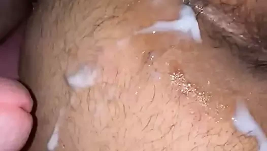 Şişman iri güzel kadın Pakistanlı götüne boşalıyor ve göt deliğine ve amına sürtüyor