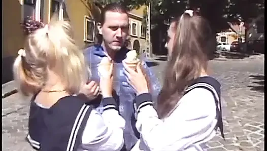 Denizci üniformalı sarışın açık havada adamla sikişiyor