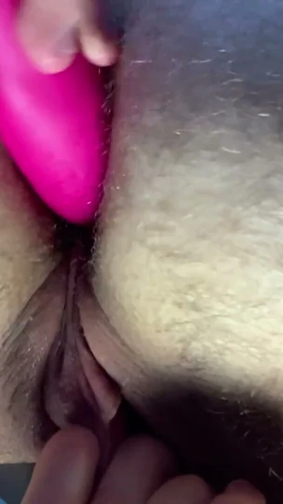 Trans erkek götüne dildo sokarak boşalıyor | Klip 1