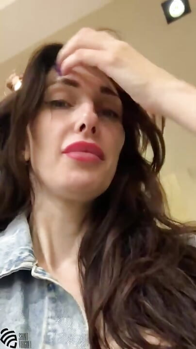 Ateşli orta yaşlı seksi kadın mağazanın soyunma odasında mastürbasyon yapıyor