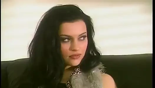 Azgın sürtük yarakla öğürüyor ve arkasını dönüyor ve sikiliyor