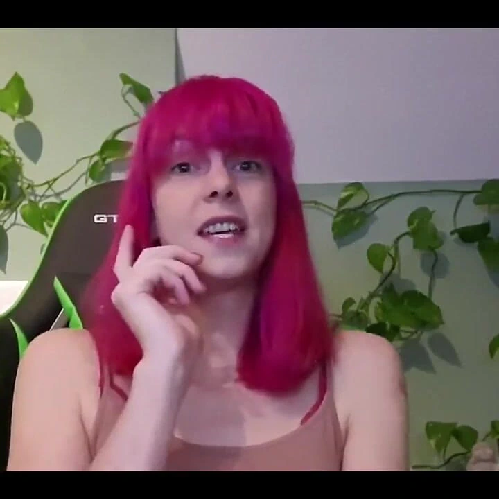 Pembe saçlı solo kız