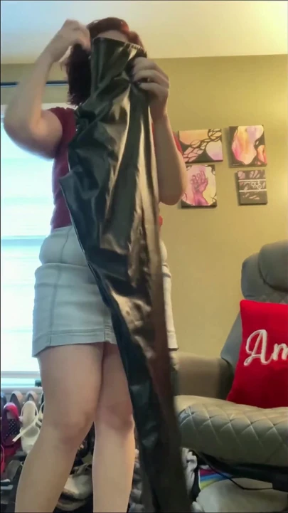 Элли получает сюрприз во время выполнения домашних обязанностей