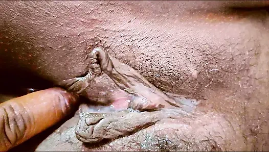 HINTLI TEYZE EV HANıMı ıSLAK AMCıĞıNı PARMAKLAYARAK ATEŞLI VE YÜKSEK SESLE INLIYOR.