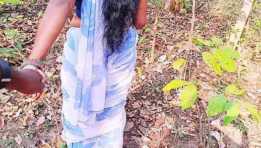 Desi açık havada ormanda sikişiyor. Üvey anne ve üvey oğlu ormanda sert sikişiyor. Telugu edepsizce konuşuyor.