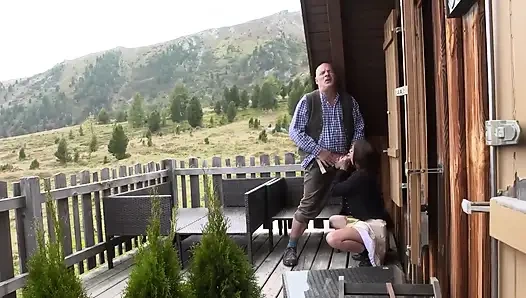 Deri Pantolonlu Büyük Memeli Sarışın Alp Kulübesinde Sikiliyor
