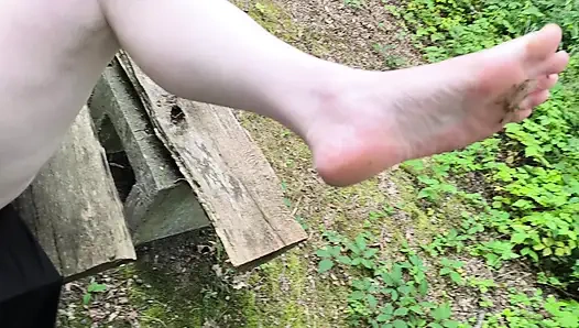 Barbekü alanında göt, memeler ve amcık kırbaçlama