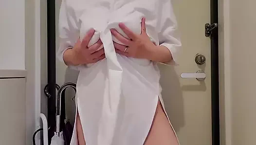 Evli kadın girişte çıplak mastürbasyon yapıyor