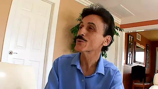 Seksi genç sürtük yaşlı bir adamın yarağını alıyor