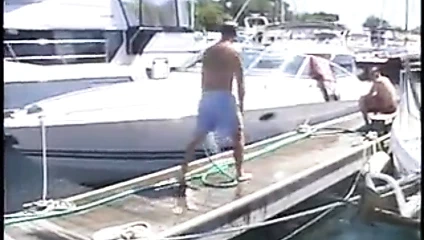 İki olgun amatör sürtük birbirlerinin göğüslerini emiyor