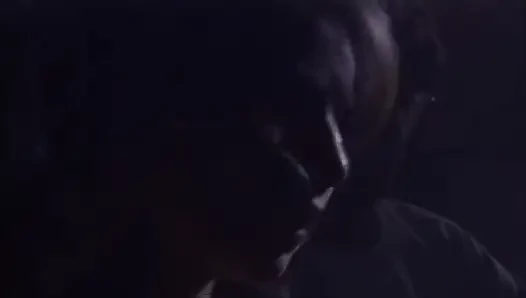 Seksi büyük memeli fahişe yatakta sert yarakla sikişiyor