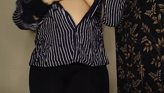 Güzel desi kız porno izleyerek mastürbasyon yaparken kendini tatmin ediyor
