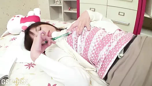 Japon üniversiteli kızın ıslak amını dolduran jav dörtlü seks