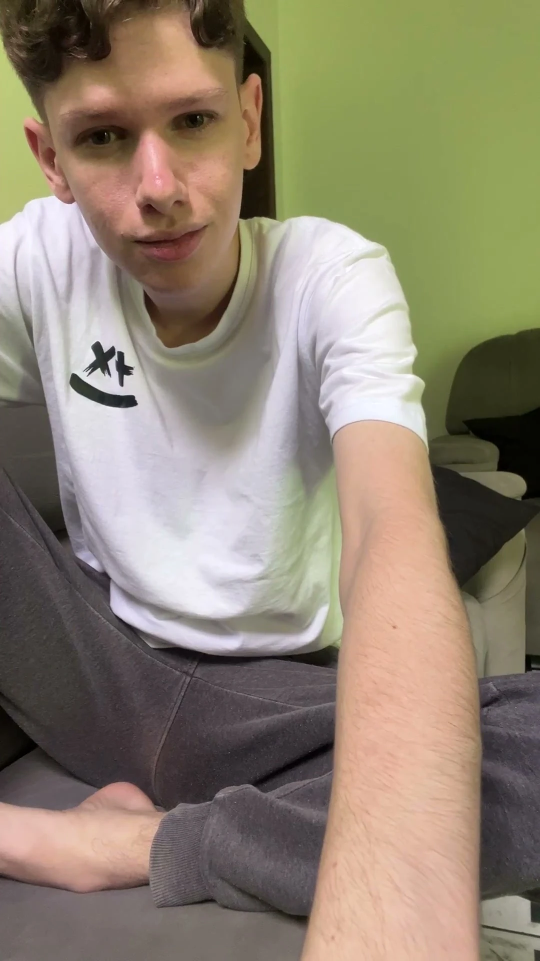 Porno gay: twink flaco muestra su verga grande en el sofá