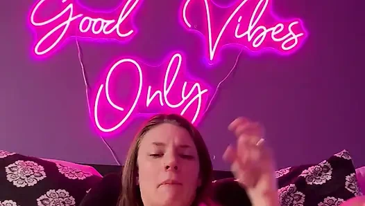 Ayak parmaklarını emiyor ve oyuncakla oynuyor