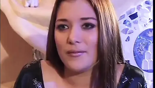 Büyük yuvarlak götlü dövmeli genç kız oyuncu seçmelerinde amını ve göt deliğini siktiriyor