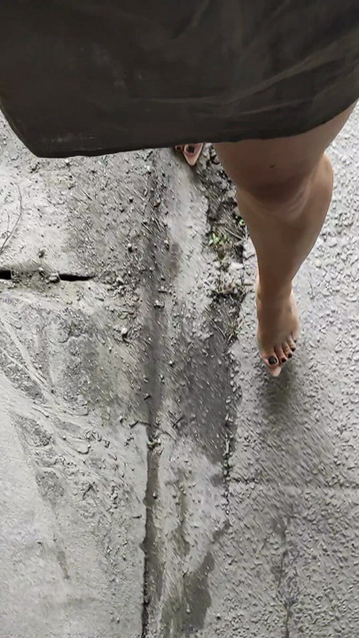Joanalovets yeraltı karanlık geçitte açık havada yürüyor ve mastürbasyon yapıyor