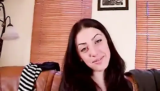 İri göğüslü esmer anya zenkova büyük göğüslerini göstermek ve amcık dudaklarını yaymak için soyunuyor