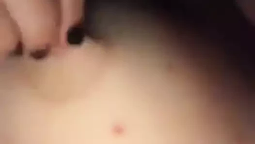 İngiliz bayan meme uçları ile oynuyor