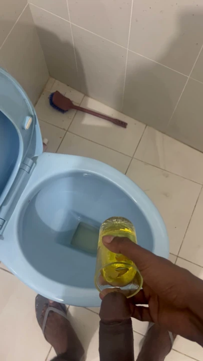 Sri Lankalı Oğlan Çişiyor 😋