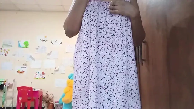 Hintli kız yapay penisle mastürbasyon yapıyor Asyalı tek başına sikişiyor