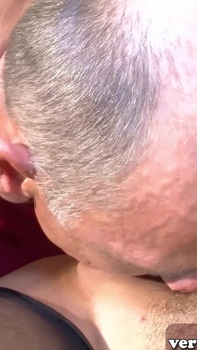 Alman uzun boylu ev hanımı sokakta dede tarafından yaklaşıp sikiliyor | Klip 2