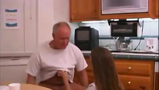 Yaşlı adam azgın hemşireyi sikiyor