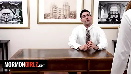 Üvey erkek kardeş genç üvey kız kardeşini bekaretini alana kadar azdırıyor ve baştan çıkarıyor - teamskeet