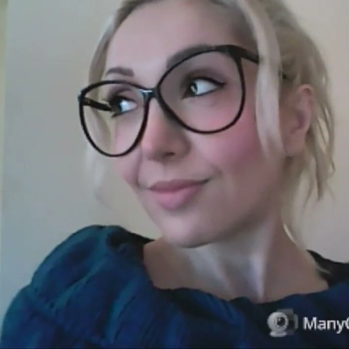Chantal'ın sahilde bile ağzı açıkken sınırı ve geğirmesi