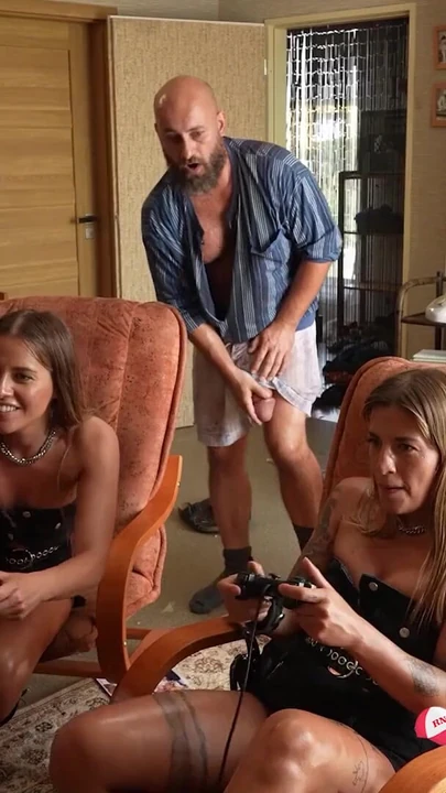 Bdsm ikizler serbest bırakılıyor (köylü john) | Klip 1