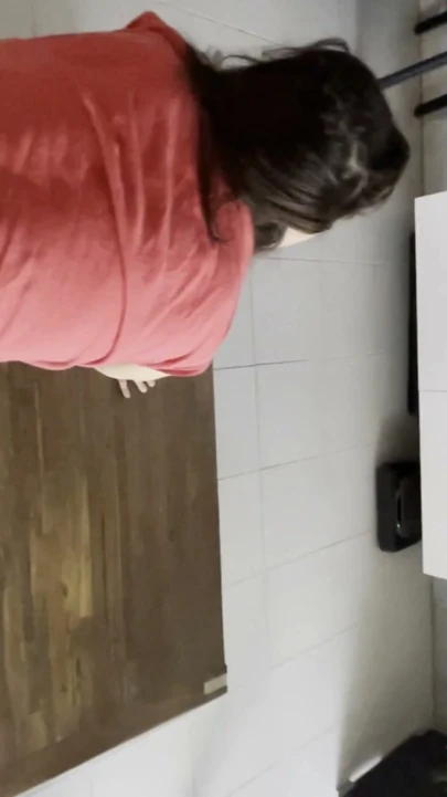 Bir porno filmin önünde köpek stilinde sikiliyorum ve kıçıma ve sırtıma büyük bir yük alıyorum - dazzlingfacegirl | Klip 1