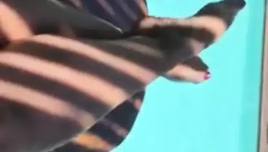 Aryana'nın ateşli ayakları havuza giriyor