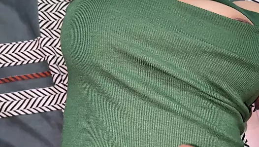 Desi yenge ko devar ne akele üvey erkek kardeş tarafından sabah seksinde ilk kez sikiliyor