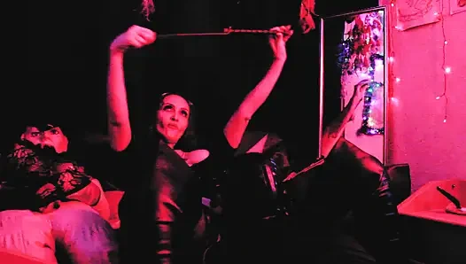 Lastik köle amcık yalama eva lateks kadın egemenliği çizmeler fetiş bdsm sapık büyük götlü orta yaşlı seksi kadın