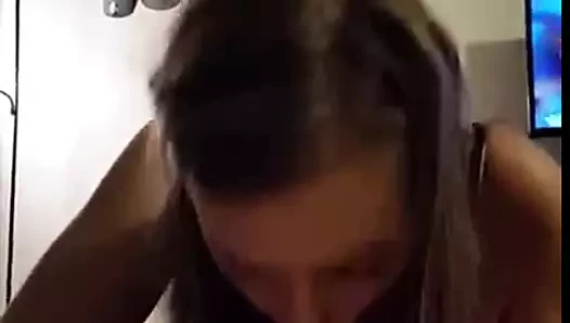 Une jeune blondinette bouffeuse de chibre