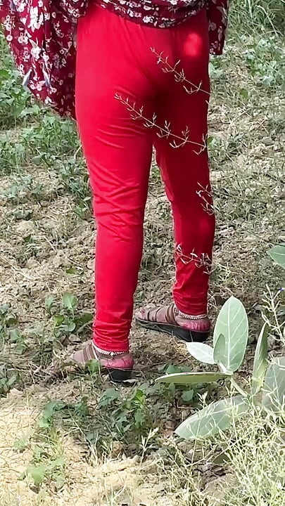 Gf ko khet m le ja ke video banaya