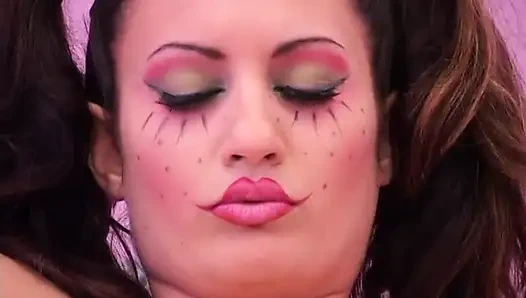 Seksi esmer genç kız yatakta ıslak amını sikiyor