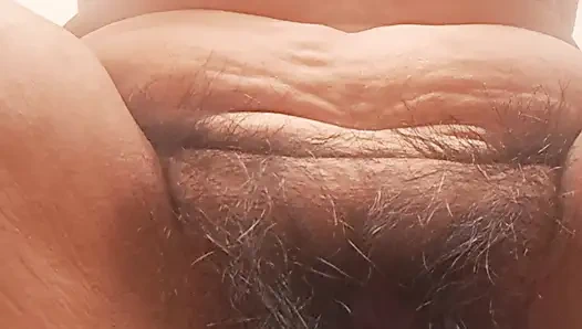 Kocasının zevkine çıplak yoga yapıyor