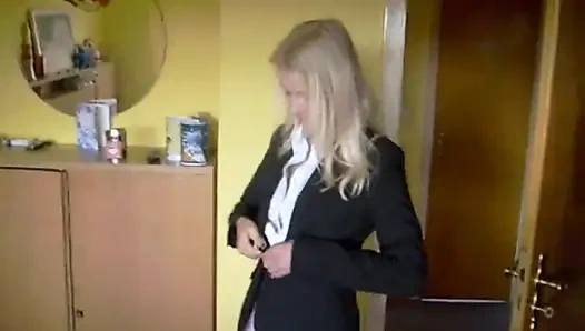 Miniy tıraş oluyor ve sonra telefonla seks yapıyor