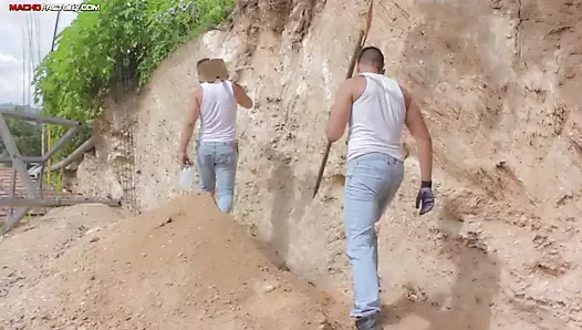 Zeus Rodriguez iş arkadaşları Marc ve Val'i sikişmeye davet ediyor