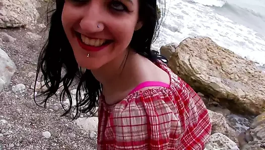 Sevgilim zar zor yaşında esmer bir fahişe ilk kez alıyor