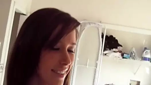 Brookeskye içinde siyah iç çamaşırı gösteren küçük memeler ve titreşen kedi