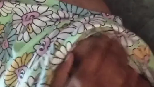 Sri-lankisches mädchen musterbation im badezimmer mit Dildo lust mit dicken möpsen und nasser muschi