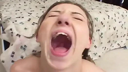 İki büyük yarak bu azgın bebeğin sikiş deliklerine giriyor